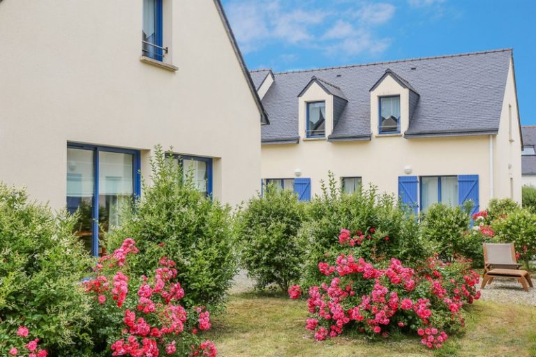 Maisonnette de l’hôtel et rosiers en fleurs