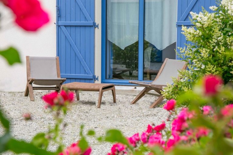 Terrasse fleurie d’une chambre en rez-de-jardin