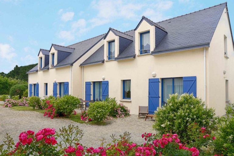 Maisonnettes et jardin fleuri de l’hôtel