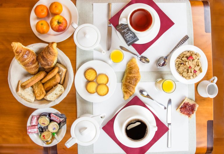 Petit-déjeuner buffet de produits locaux