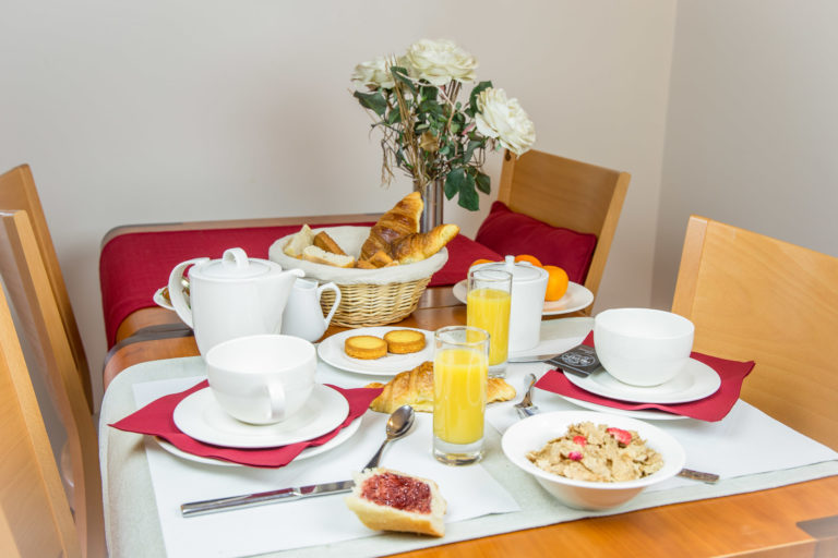 Table du petit-déjeuner dressée
