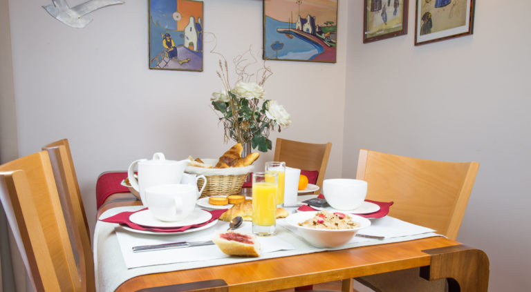 Petit-déjeuner servi sur une table fleurie