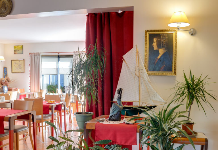 Salle de restauration avec rideaux rouges