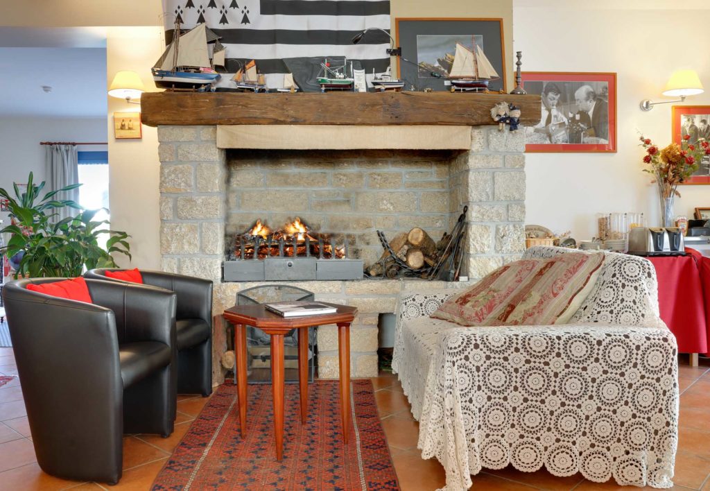 Salon avec cheminée en pierre