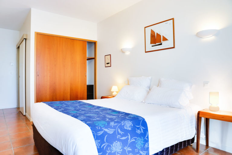 Chambre Classique avec lit double et tableau marin