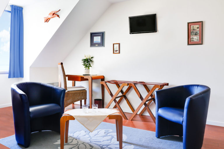 Chambre Supérieure lumineuse avec fauteuils