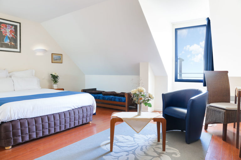 Chambre Supérieure avec lit double et fauteuils