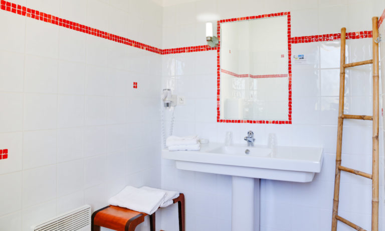 Salle de bain spacieuse d’une chambre de l’hôtel