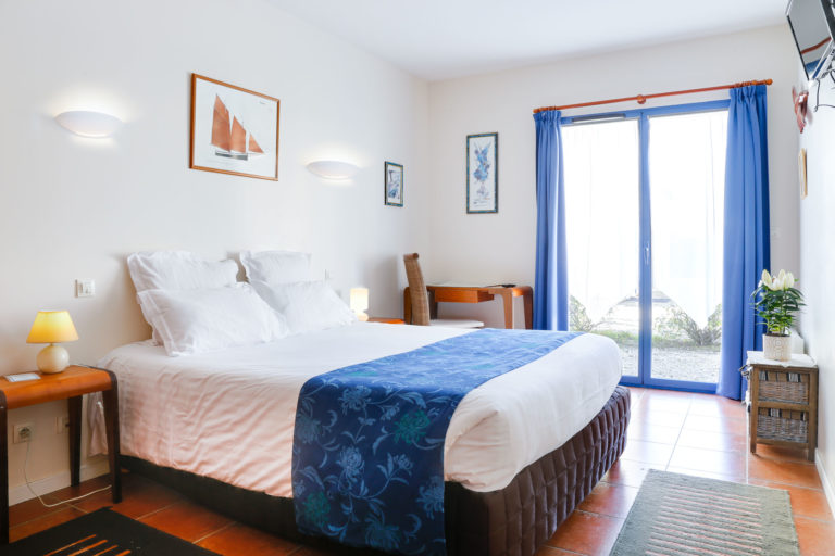 Chambre de l’hôtel Chevalier Gambette décorée sur le thème des oiseaux